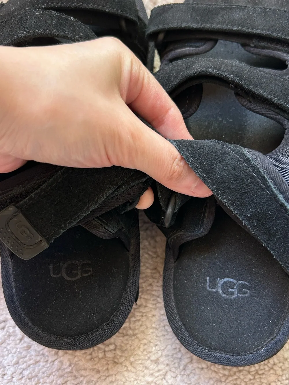 UGG Big Kid Unisex Goldencoast Suede Adjustable Multistrap Sandal Black Sz 4